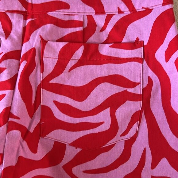 SPANX On the Go Print 4-Inch Shorts in True Red Zebra Stripe, Size XL, NWT - Picture 6 of 8